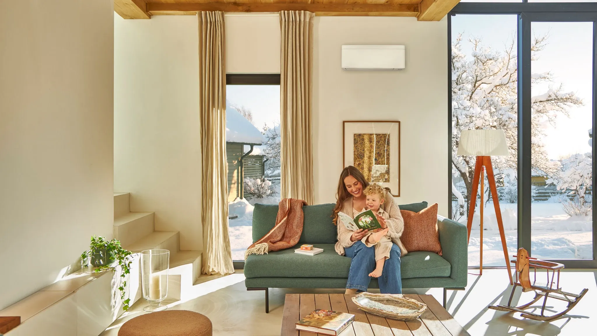 Famille profitant du confort d'une climatisation réversible Daikin dans son salon