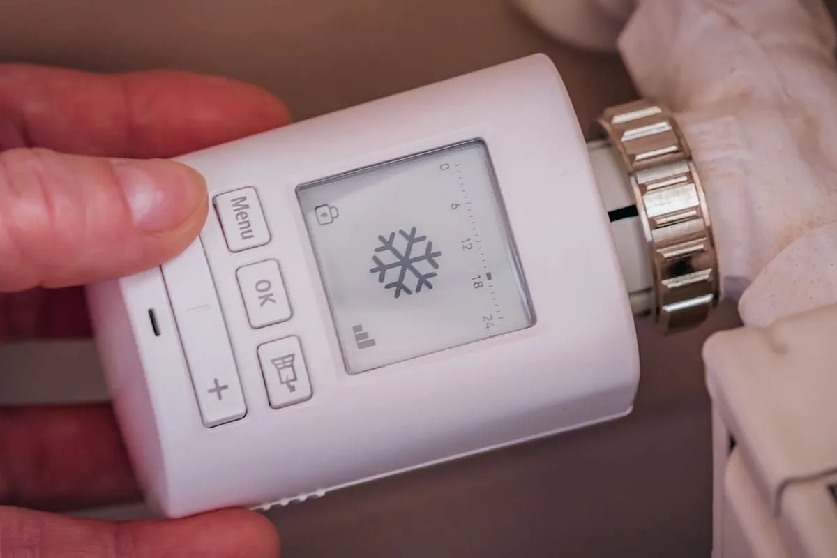 Radiateur équipé d'une tête thermostatique programmable